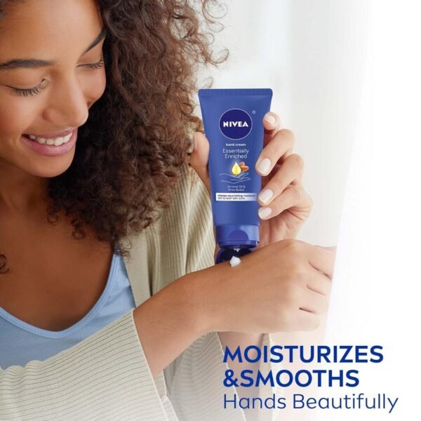 Nivea Essentially Enriched, Lotion pour le corps essentiellement enrichi en sérum nourrissant en profondeur et à l'huile d'amande, Pack de 2, 591 mL – Image 4